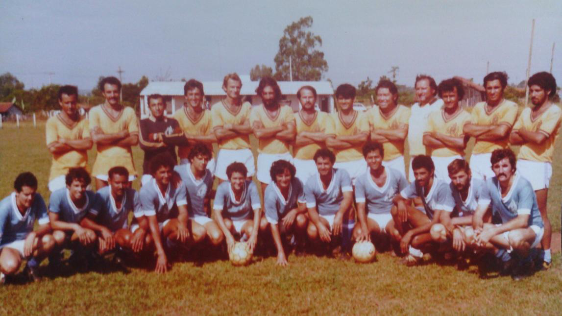 Time de futebol de Xavantina em jogo de confraternização organizado por Fernando Martins, maio de 1980.